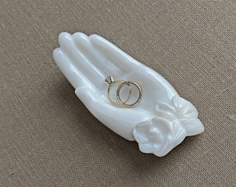 Plato de anillo en forma de mano, guardián de anillo de vidrio, plato de joyería de mano blanca, plato de baratija de mano vintage, plato de mano de vidrio de leche Avon, resto de bolsitas de té