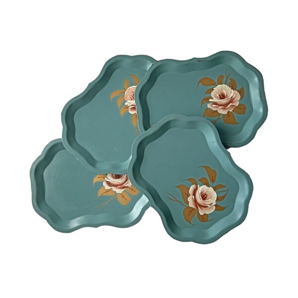 4 petits plateaux rectangulaires festonnés en métal bleu, ensemble de plateaux en toile de métal rose peinte en bleu, QUATRE plateaux en toile de métal rose peinte en bleu et or blanc