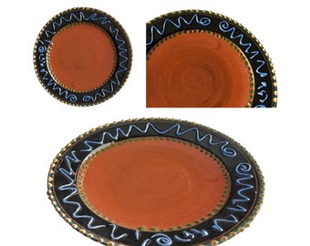 Redware Slipware firmado 10.5 placa, garabato y punto bordeado cerámica de vajilla roja, placa de cerámica azul negro terracota, redware firmado vintage