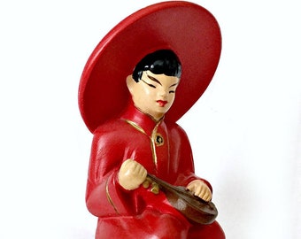 Figura asiática roja, laúd chino sentado con artículos de tiza roja, figura de músico asiático rojo, tiza vintage, United Gift Mfg 1952 Figura asiática
