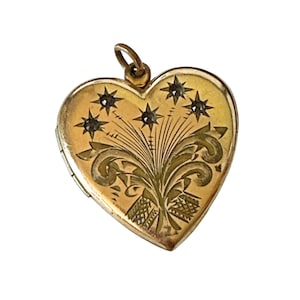 Può includere: Un medaglione dorato a forma di cuore con un motivo floreale inciso e sei stelle. Il medaglione ha un piccolo anello nella parte superiore per una catena. Il ciondolo in stile vintage è un gioiello classico.