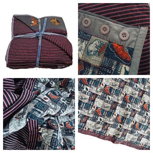 Puede incluir: Una tela a rayas rojas y azules con un patrón de botas, osos y aviones. La tela está doblada por la mitad y atada con una cinta azul. La tela está hecha de algodón y es suave al tacto.