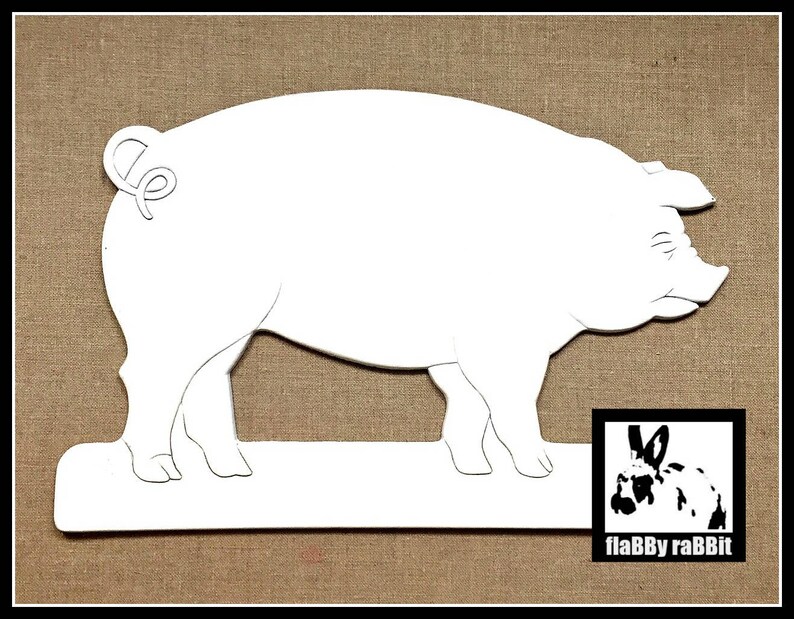 Pode incluir: Corte branco de um porco com o rabo enroscado. O porco est&aacute; em p&eacute; numa plataforma branca. O texto "flabby rabbit" est&aacute; abaixo da plataforma.