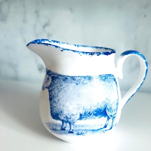 Op de afbeelding: Een set van drie keramische mokken met een gespikkelde, matte afwerking. De mokken zijn in crème, lichtgrijs en donkergrijs. Elke mok heeft een eenvoudig, minimalistisch ontwerp, perfect voor koffie of thee.