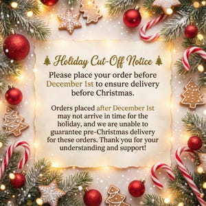 Op de afbeelding: Een feestelijke vakantieaankondiging op perkamentpapier, omringd door kerstversieringen, peperkoek, zuurstokken en twinkelende lichtjes. De tekst luidt: "Holiday Cut-Off Notice. Plaats uw bestelling v&oacute;&oacute;r 1 december om levering v&oacute;&oacute;r Kerstmis te garanderen."