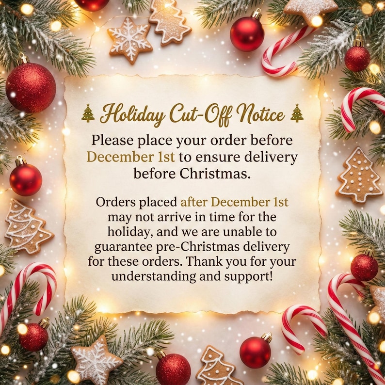 Op de afbeelding: Een feestelijke vakantieaankondiging op perkamentpapier, omringd door kerstversieringen, peperkoek, zuurstokken en twinkelende lichtjes. De tekst luidt: "Holiday Cut-Off Notice. Plaats uw bestelling v&oacute;&oacute;r 1 december om levering v&oacute;&oacute;r Kerstmis te garanderen."