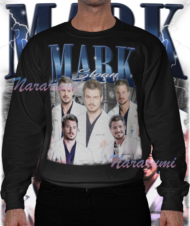 Puede incluir: Sudadera negra con un collage de im&aacute;genes de un hombre con bata blanca, y el nombre "MARK Sloan" en letras azules. La sudadera tiene un estilo vintage con un dise&ntilde;o de rayo.