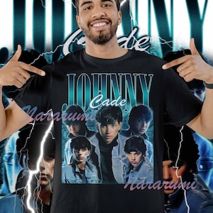 Peut inclure: T-shirt noir avec un graphisme turquoise et blanc du nom "JOHNNY Cade" au-dessus d'un collage de cinq images d'une personne portant une veste en jean. Le fond présente un motif d'éclair turquoise et blanc.