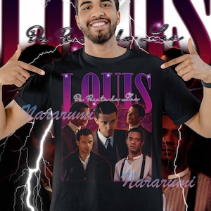 Puede incluir: Camiseta negra con un gráfico de un grupo de hombres, el nombre "LOUIS" en morado y blanco. La camiseta también tiene el texto "De Pointe des Lis" y la palabra "Matarumi" en blanco.