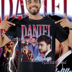 Puede incluir: Camiseta negra con un collage de imágenes y el nombre "DANIEL" en una fuente degradada rosa y blanca. Las imágenes incluyen a un hombre en varias poses, con el nombre "Radcliffe Mararumi" debajo.