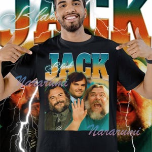 Könnte beinhalten: Schwarzes T-Shirt mit Retro-Design. Das Wort "JACK" ist in Türkis und Orange gehalten, mit einem Vintage-Bild von drei Männern. Das Wort "Black" steht über dem Bild. Das T-Shirt wird von einer Person getragen.