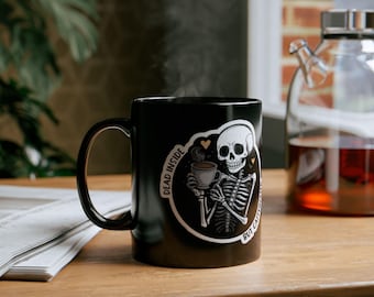 Taza de café con esqueleto divertido, muerta por dentro pero con cafeína, regalo gótico para amantes del café, taza de Halloween espeluznante, taza de oficina con humor sarcástico