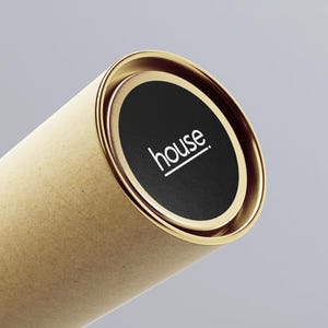 Może przedstawiać: Cylindryczna tekturowa tuba ze złotą obw&oacute;dką i czarną, okrągłą zaślepką. Słowo "house" jest wydrukowane na zaślepce na biało, z białym podkreśleniem.