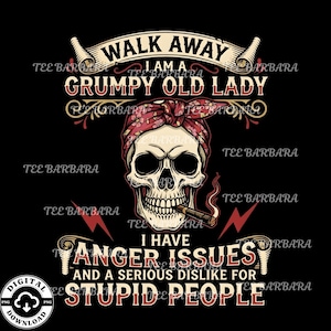 Op de afbeelding: Een digitaal ontwerp met een schedel met een bandana en een sigaar. De tekst luidt: "Walk Away, I am a Grumpy Old Lady, I have Anger Issues and a Serious Dislike for Stupid People."