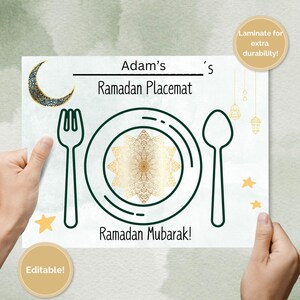 Peut inclure: Set de table Ramadan éditable avec un croissant de lune, des étoiles et une assiette avec un motif doré. Le texte indique "Adam's Ramadan Placemat" et "Ramadan Mubarak!"