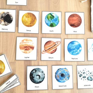 Sonnensystem Montessori 3-teilige Lernkarten • Physisches Produkt • Handgefertigt durch den Lehrer • Laminierte Lernkarten in Tasche