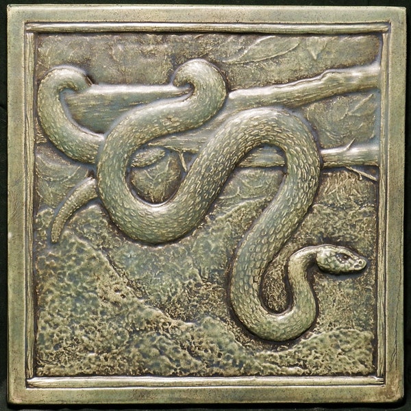 Carreau de céramique sculpté en relief de serpent