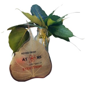 Nunca confíes en los átomos. Lo componen todo. Citas científicas divertidas. Hermosas tarjetas de felicitación con marcapáginas de hojas de Bodhi hechas a mano para tu ser querido.