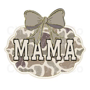 以下が含まれることがあります： 太字の黒い縁取り文字で「MAMA」と書かれた装飾デザイン。文字は、茶色とグレーの色合いのカモフラージュスタイルの背景に配置されています。単語の上には、金色のグリッターアクセントが付いた大きな灰色のリボンがあります。