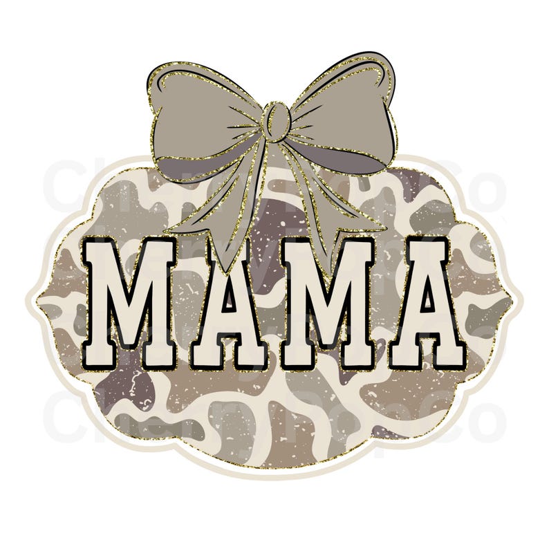 以下が含まれることがあります： 太字の黒い縁取り文字で「MAMA」と書かれた装飾デザイン。文字は、茶色とグレーの色合いのカモフラージュスタイルの背景に配置されています。単語の上には、金色のグリッターアクセントが付いた大きな灰色のリボンがあります。