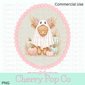 Può includere: Un'illustrazione digitale di una mucca Highland che indossa un lenzuolo da fantasma bianco con fori per gli occhi, decorata con corone di fiori rosa. La mucca è circondata da zucche color pastello in una cornice ovale rosa smerlata.