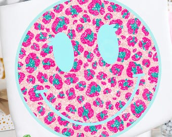 Image PNG d'un visage souriant à paillettes léopard, téléchargement numérique