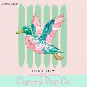 K&ouml;nnte beinhalten: Bunte Illustration einer fliegenden Ente mit rosa, t&uuml;rkis und goldenen Akzenten. Die Ente befindet sich vor einem Hintergrund aus gr&uuml;nen Streifen auf rosa Grund. Der Text "Cherry Pop Co" steht unten.
