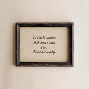 Può includere: Un cartello in legno rustico con la scritta "Welcome to our home" in stile scritto a mano. Il cartello è rettangolare, con una finitura invecchiata e un design semplice e invitante, adatto per l'arredamento della casa.