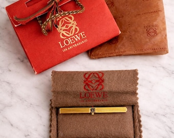Pince à cravate Loewe vintage - 150e anniversaire de 1996 - Logo anagramme - Ton doré - En boîte - Pièce de collection