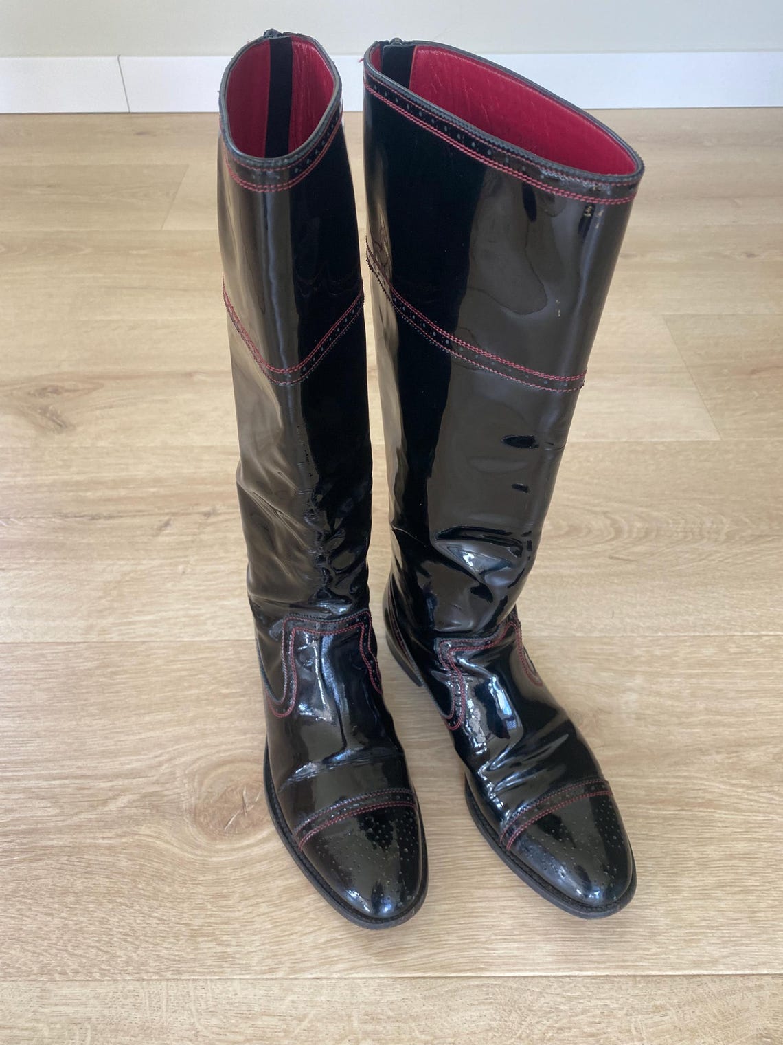 Vintage Yves Saint Laurent Boots — Burgundy Patent Leather — Size 37.5 — Women Designer Shoes, foto 2 di 5