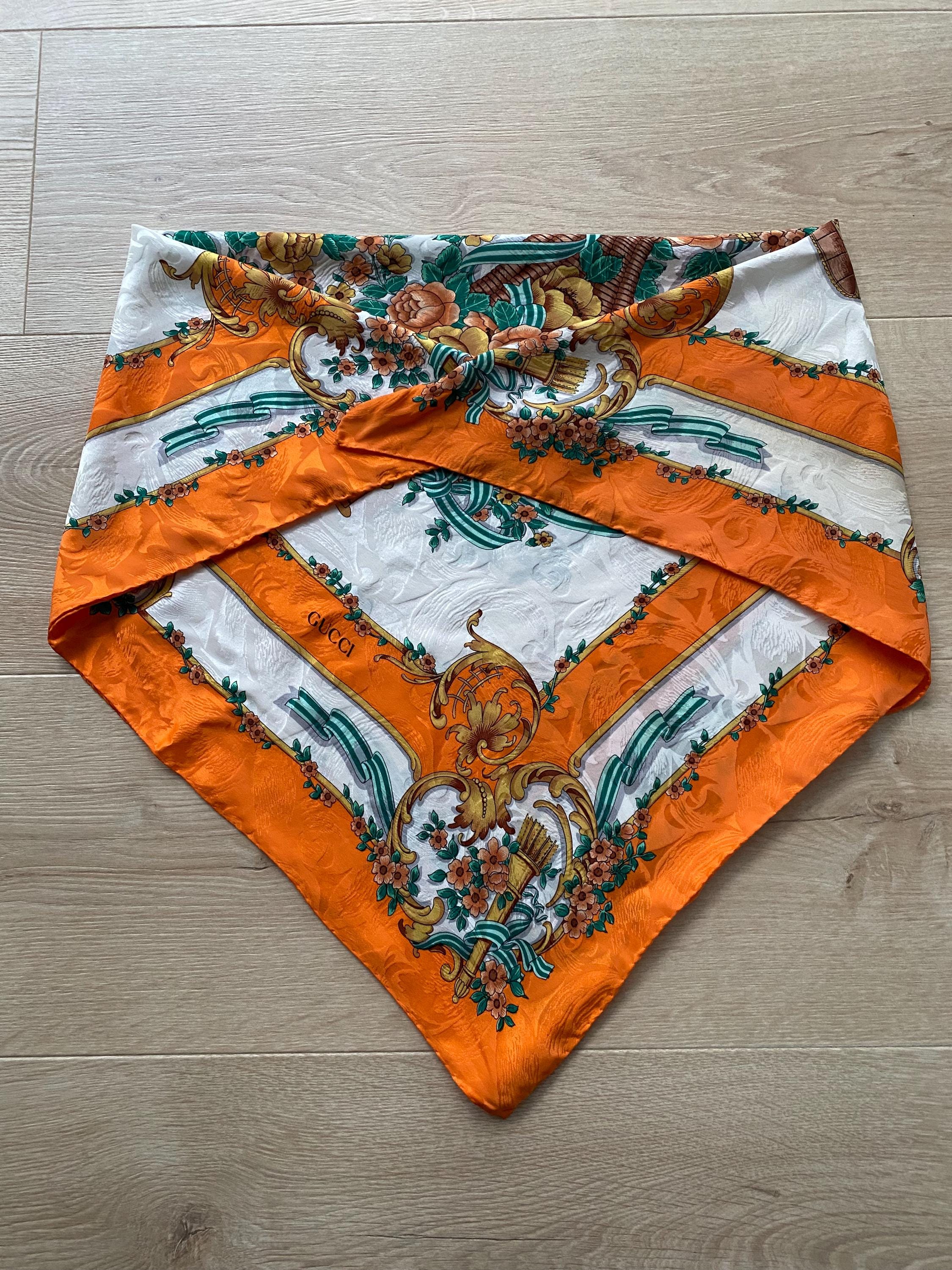 GUCCI シルク スカーフ 花柄 オレンジ ヴィンテージ グッチ シルクスカーフ オレンジ 花柄 1980年代 — 85 x