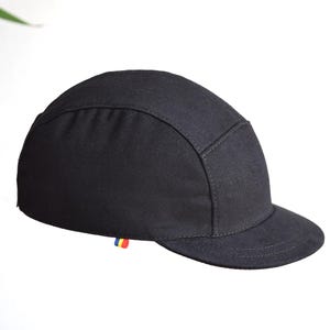 5 panel cap - All black - stiff, medium brim - strapback