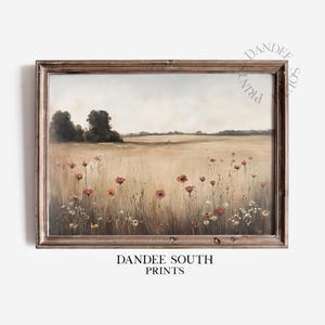 Puede incluir: Una pintura enmarcada de un campo de flores silvestres con una vista lejana de árboles y un cielo nublado. La pintura está en un marco de madera rústico.