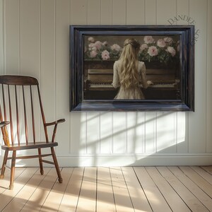 Puede incluir: Una pintura enmarcada de una mujer tocando un piano con flores rosas en el fondo.