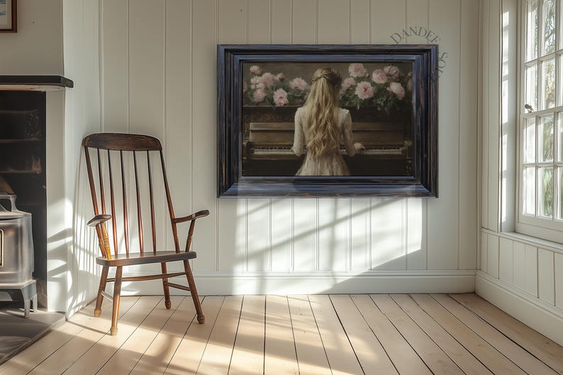 Puede incluir: Una pintura enmarcada de una mujer tocando un piano con flores rosas en el fondo.