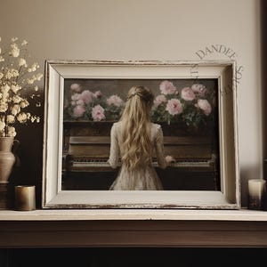 Puede incluir: Una pintura enmarcada de una mujer con un vestido blanco sentada en un piano con flores rosas en el fondo.