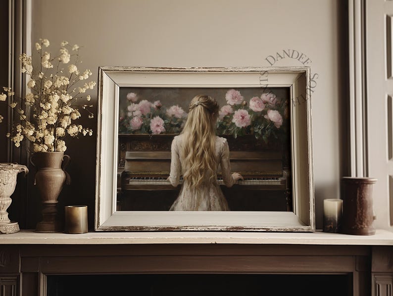 Puede incluir: Una pintura enmarcada de una mujer con un vestido blanco sentada en un piano con flores rosas en el fondo.