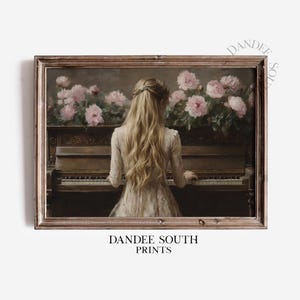 Puede incluir: Una mujer con el pelo largo y rubio se sienta en un piano vintage, tocando con su mano derecha. El piano est&aacute; decorado con un arreglo floral de peon&iacute;as rosas.