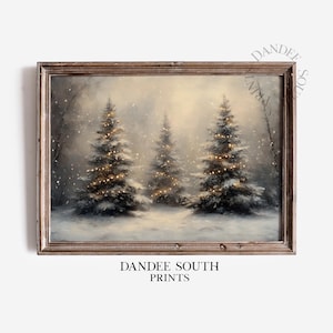 Può includere: Dipinto incorniciato di un paesaggio invernale con tre alberi di Natale illuminati in una foresta innevata. L'opera d'arte ha un'estetica vintage con illuminazione soffusa e una tavolozza di colori tenui. Il testo "DANDEE SOUTH PRINTS" è stampato in basso.