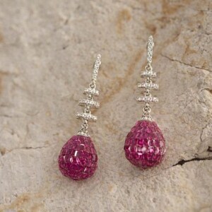 Pendientes colgantes de rubí en plata de ley, joyería nupcial con gema en forma de lágrima.