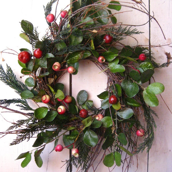 Colonial Christmas Wreath - Winter Wreath - Evergreens - Berry - Green Red