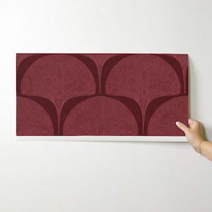 Pu&ograve; includere: Un'opera d'arte murale rettangolare con un motivo ripetuto di disegni a forma di ventaglio bordeaux. L'opera &egrave; presentata su uno sfondo bianco, evidenziando il colore ricco e la consistenza del design. Ideale per l'arredamento della casa.