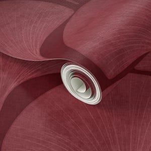 Pu&ograve; includere: Un rotolo di carta da parati bordeaux con un motivo strutturato sottile. Il design presenta forme astratte curve con sottili linee bianche, creando un senso di profondit&agrave; e movimento. La carta da parati &egrave; parzialmente srotolata.