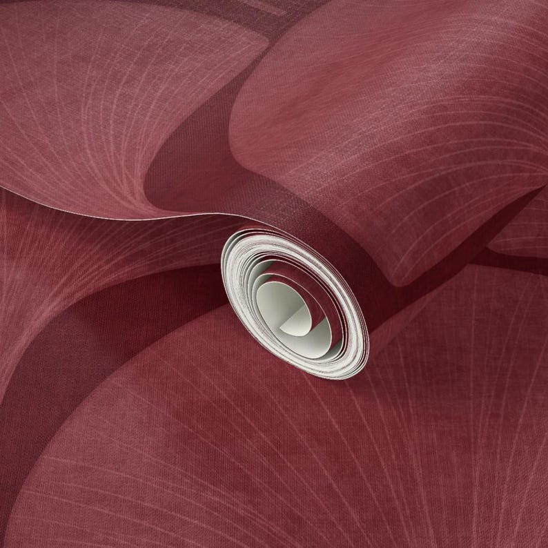 Pu&ograve; includere: Un rotolo di carta da parati bordeaux con un motivo strutturato sottile. Il design presenta forme astratte curve con sottili linee bianche, creando un senso di profondit&agrave; e movimento. La carta da parati &egrave; parzialmente srotolata.