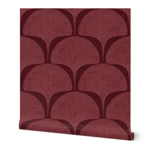 Pu&ograve; includere: Rotolo di carta da parati bordeaux con un motivo a ventaglio ripetuto. Il design ha un aspetto strutturato con contorni bordeaux pi&ugrave; scuri e dettagli a ventaglio bordeaux pi&ugrave; chiari. La carta da parati &egrave; arrotolata.