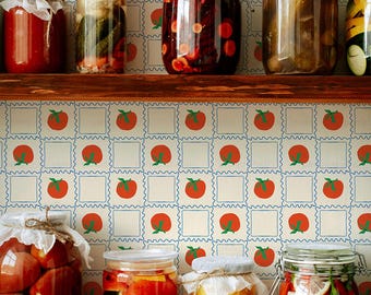 Könnte beinhalten: Durchsichtige Gläser gefüllt mit verschiedenen eingelegten Gemüsesorten, darunter Tomaten, Gurken, Karotten und Chilischoten, angeordnet auf zwei Holzregalen vor einer cremefarbenen Tapete mit einem wiederkehrenden Muster aus roten Tomaten.