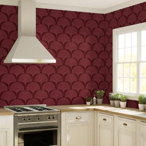 Pu&ograve; includere: Interno cucina con una parete bordeaux con un motivo a semicerchi ripetuti. La cucina comprende una cappa in acciaio inossidabile, un piano cottura a gas, mobili bianchi e una finestra.