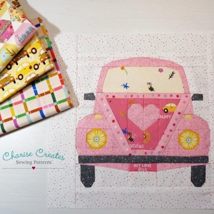 Könnte beinhalten: Ein rosa Stoff-Applikation eines Autos mit Herz-Design, vor einem weißen Hintergrund mit rosa Punkten. Das Auto hat graue Räder und Akzente, mit dem Text "Hey Love Bug" unten. Mehrere Stoffmuster sind oben links zu sehen.