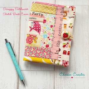 Puede incluir: Una cubierta de cuaderno de bocetos patchwork con telas rosas, amarillas y blancas estampadas. La cubierta tiene texto que dice "Scrappy Patchwork Sketch Book Cover" y "Party HAPPY!". Un bolígrafo con un diseño geométrico turquesa está al lado.