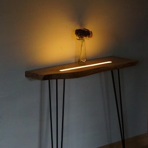 Live Edge konsolbord med LED-ljus och rörelsesensor, smal radiatorkonsol, hallmöbler i massivt trä, handgjort entrébord
